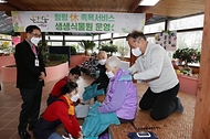 이상민 행정안전부 장관이 3일 전남 해남군 노인요양센터를 방문하여 요양 어르신에게 족욕과 안마를 해드리며 격려하고 있다.