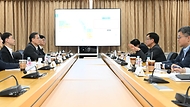 최상목 경제부총리 겸 기획재정부 장관이 2일 경기도 고양시 국립암센터 내 통계데이터센터에서 이형일 통계청장의 업무보고를 받고 있다.