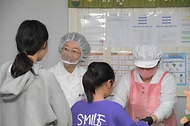 오유경 식품의약품안전처장이 5일 대전 서구 정림 지역아동센터에서 급식을 배식하고 있다.