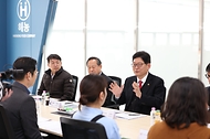 고광효 관세청장이 2일 국내 김 가공 수출단지인  목포 대양산업단지에 위치한 (주)해농에 방문해 관계자들과 대화를 나누고 있다.