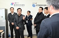최상목 경제부총리 겸 기획재정부 장관이 2일 경기도 고양시 국립암센터 내 통계데이터센터에서 통계데이터 분석 및 활용 현장을 점검하고 있다. 