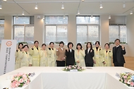 오유경 식품의약품안전처장이 5일 대전 서구 어린이급식관리지원센터에서 관계자들과 기념촬영 하고 있다.