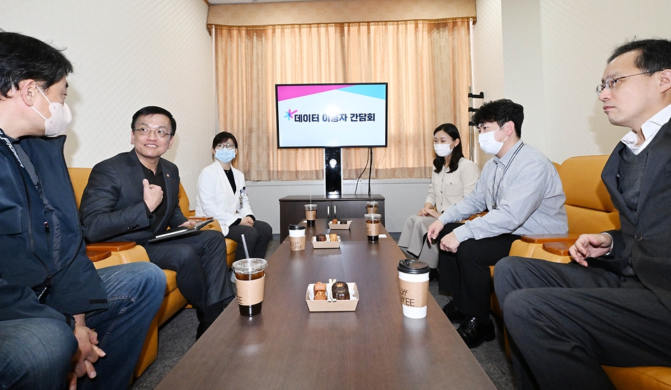 최상목 경제부총리 겸 기획재정부 장관이 2일 경기도 고양시 국립암센터 내 통계데이터센터에서 통계데이터 분석, 활용하는 관계자들과의 현장간담회를 통해 데이터 활용방안을 논의 하고 있다.