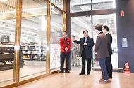 강경성 산업통산자원부 1차관이 5일 대전 유성구에 위치한 홈플러스 유성점에서 홈플러스 주요 매장의 현장 근무자들을 격려하고 있다.