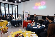 이상민 행정안전부 장관이 3일 전남 해남군 청년두드림센터에서 진행 된 공감 토크 간담회에서 발언하고 있다. 이번 간담회는 지역에 정착한 청년들의 다양한 의견 및 애로사항 등을 청취하기 위해 마련되었다.