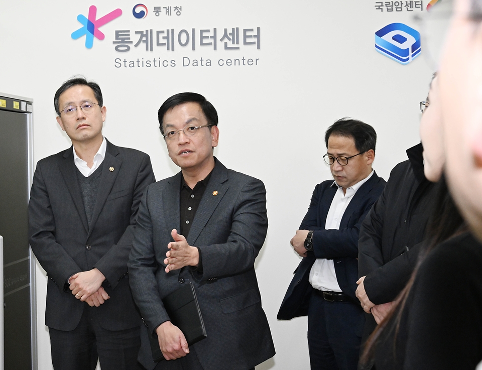 최상목 경제부총리 겸 기획재정부 장관이 2일 경기도 고양시 국립암센터 내 통계데이터센터에서 통계데이터 분석 및 활용 현장을 점검하고 있다. 