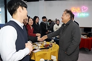이상민 행정안전부 장관이 3일 전남 해남군 청년두드림센터를 방문하여 지역에 정착한 청년들과 악수를 하고 있다.