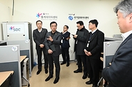 최상목 경제부총리 겸 기획재정부 장관이 2일 경기도 고양시 국립암센터 내 통계데이터센터에서 통계데이터 분석 및 활용 현장을 점검하고 있다. 