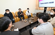 최상목 경제부총리 겸 기획재정부 장관이 2일 경기도 고양시 국립암센터 내 통계데이터센터에서 통계데이터 분석, 활용하는 관계자들과의 현장간담회를 통해 데이터 활용방안을 논의 하고 있다.