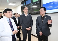최상목 경제부총리 겸 기획재정부 장관이 2일 경기도 고양시 국립암센터 내 통계데이터센터에서 통계데이터 분석 및 활용 현장을 점검하고 있다. 