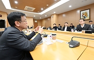 최상목 경제부총리 겸 기획재정부 장관이 2일 경기도 고양시 국립암센터 내 통계데이터센터에서 이형일 통계청장의 업무보고를 받고 있다.