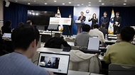 박민수 보건복지부 2차관이 4일 종로구 정부서울청사에서 열린 ‘제2차 국민건강보험 종합계획’에서 브리핑 하고 있다. 이날 박민수 2차관은 “이번 계획을 통해, 꼭 필요한 의료를 튼튼히 보장하고, 합리적으로 가격을 조정하여 의료 공급을 정상화하겠다”고 전달했다. 
