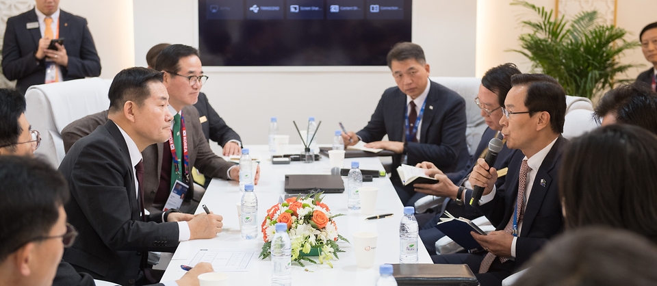 신원식 국방부 장관이 5일(현지시각) 사우디아라비아 리야드에서 열린 세계방산전시회(WDS)에 방문해 WDS에 참여한 한국 방산업체 대표들과 방산수출 활성화를 위한 의견을 나누고 있다.