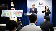 박민수 보건복지부 2차관이 4일 종로구 정부서울청사에서 열린 ‘제2차 국민건강보험 종합계획’에서 브리핑 하고 있다.
