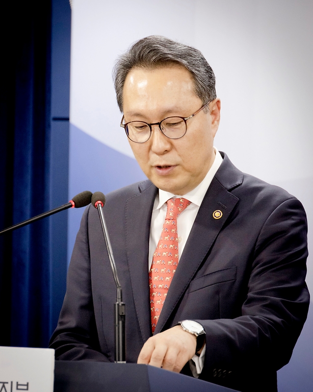 박민수 보건복지부 2차관이 4일 종로구 정부서울청사에서 열린 ‘제2차 국민건강보험 종합계획’에서 브리핑 하고 있다. 이날 박민수 2차관은 “이번 계획을 통해, 꼭 필요한 의료를 튼튼히 보장하고, 합리적으로 가격을 조정하여 의료 공급을 정상화하겠다”고 전달했다. 