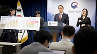 박민수 보건복지부 2차관이 4일 종로구 정부서울청사에서 열린 ‘제2차 국민건강보험 종합계획’에서 브리핑 하고 있다. 이날 박민수 2차관은 “이번 계획을 통해, 꼭 필요한 의료를 튼튼히 보장하고, 합리적으로 가격을 조정하여 의료 공급을 정상화하겠다”고 전달했다. 