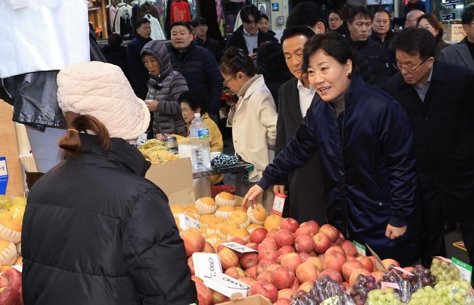 송미령 농림축산식품부 장관이 5일 충남 논산시 화지중앙시장을 방문해 전통시장의 설 성수품 수급 상황을 점검하고 있다. 