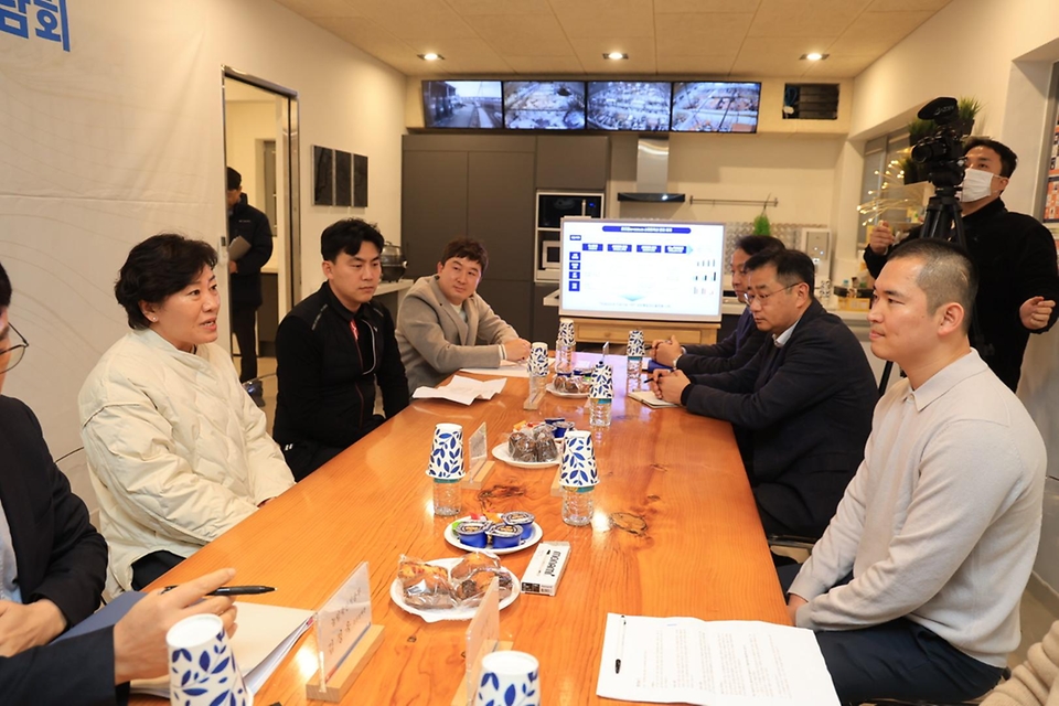 송미령 농림축산식품부 장관이 6일 경기 평택시에 소재한 지능형 양돈장(로즈팜)을 방문하여 미래형 스마트축산을 실천하고 있는 청년 축산 농업인들과 간담회를 하고 있다.