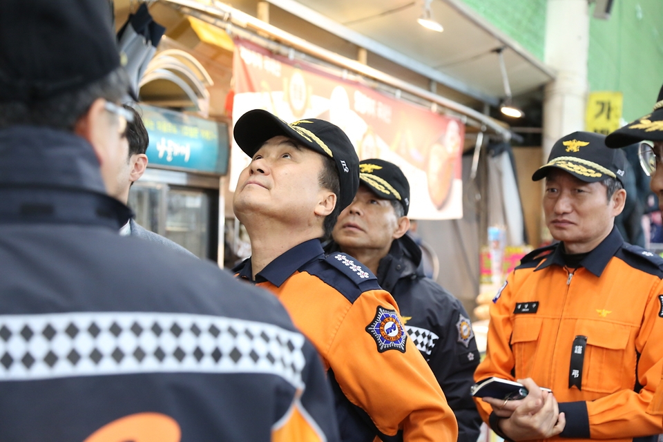 남화영 소방청장이 6일 대구 중구 서문시장에서 소방 관계자들과 서문시장 내 소방 시설들을 점검하고 있다.