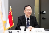 오거스틴 리(Augustin Lee) 싱가포르 스마트네이션 및 디지털정보실 차관이 6일 서울 종로구 HJ비즈니스센터에서 박윤규 과학기술정보통신부 2차관 및 관계자들과 논의하고 있다.