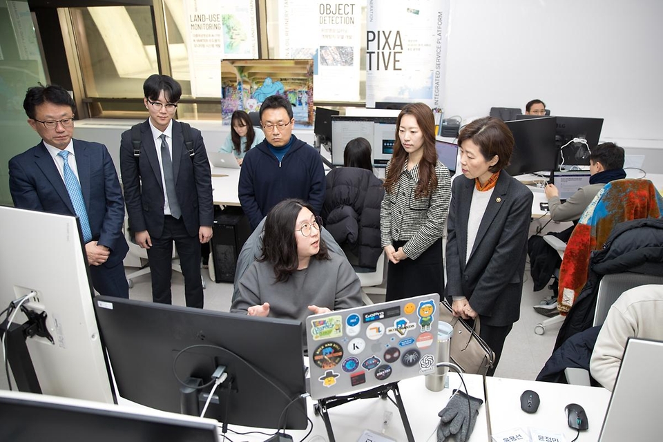 조성경 과학기술정보통신부 1차관이 2일 서울 영등포구 텔레픽스를 방문해 관계자의 의견을 듣고 있다.