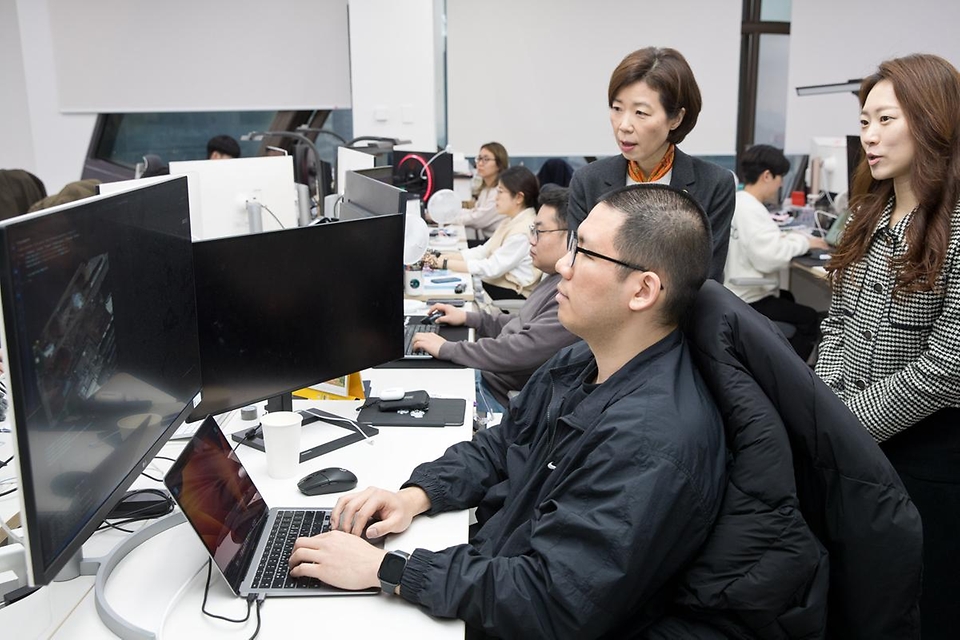 조성경 과학기술정보통신부 1차관이 2일 서울 영등포구 텔레픽스를 방문해 관계자의 업무를 보고 있다.