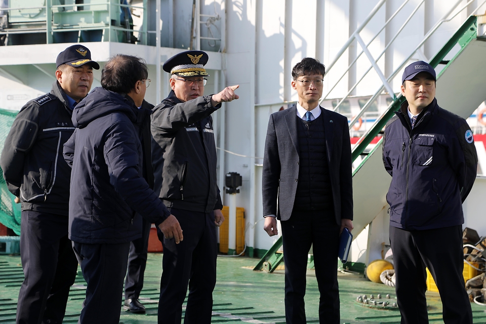 김종욱 해양경찰청장이 7일 대천연안여객선터미널을 방문하여 관계자들과 현장 점검을 하고 있다.