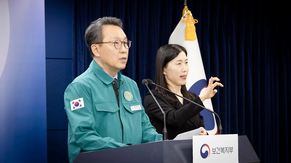 박민수 보건복지부 2차관이 8일 정부서울청사에서 의사 집단행동 중앙사고수습본부 브리핑을 하고 있다. 특히 설 연휴에도 진료공백이 발생하지 않도록 중앙사고수습본부 체제를  유지하고 ‘비상진료대책상황실’을 운영할 예정이다.