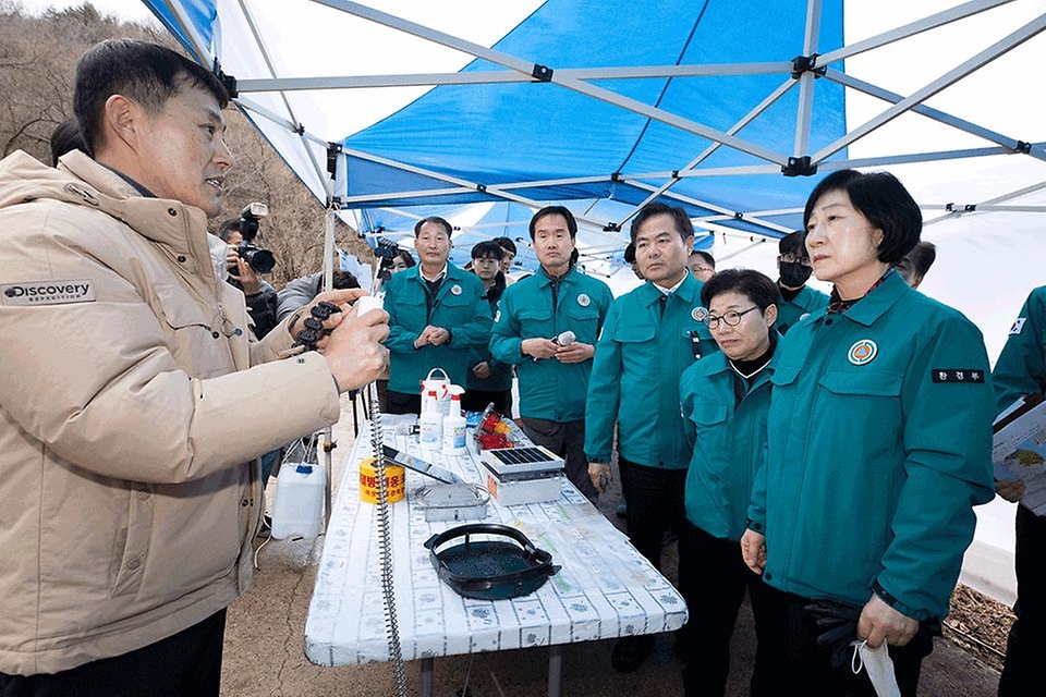 한화진 환경부 장관이 5일 경북 상주시 야생멧돼지 아프리카돼지열병(ASF) 발생지역 일대를 방문하여 관계자에게 덫 설치 방법을 듣고 있다.