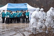 한화진 환경부 장관이 5일 경북 상주시 야생멧돼지 아프리카돼지열병(ASF) 발생지역 일대를 방문하여 야생멧돼지 폐사체 방역 상황을 점검하고 있다.