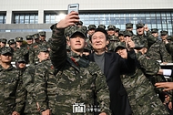 윤석열 대통령이 10일 경기도 김포시 해병 청룡부대(2사단)를 방문해 장병들과 셀카를 찍고 있다. 