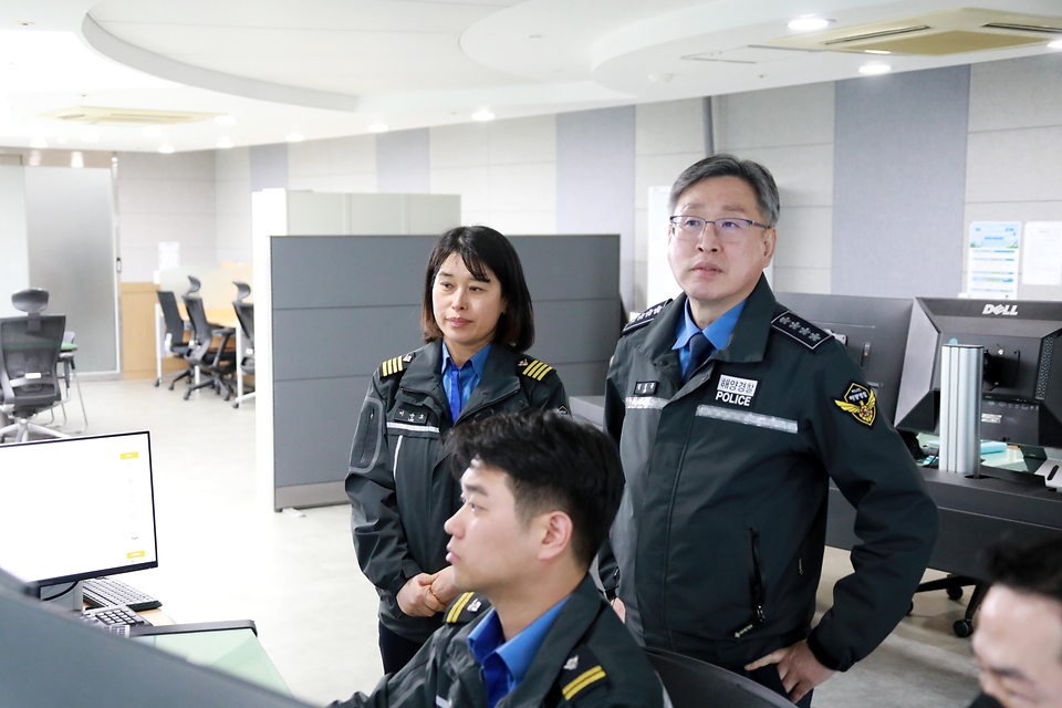 김종욱 해양경찰청장이 8일 평택 해상교통관제센터를 방문하여 해상 선박 안전 관리 실태를 점검하고 있다.