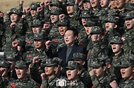 윤석열 대통령이 10일 경기도 김포시 해병 청룡부대(2사단)를 방문해 장병들과 파이팅을 외치며 기념 촬영을 하고 있다.