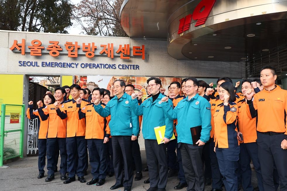 한덕수 국무총리가 8일 설 연휴를 앞두고 특별 경계근무에 들어간 서울 중구 서울종합방재센터를 방문해해 재난 대응을 점검한 뒤 직원들과 기념 촬영하고 있다. 