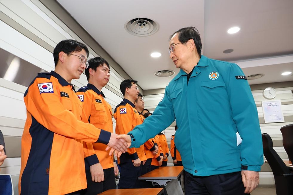 한덕수 국무총리가 8일 설 연휴를 앞두고 특별 경계근무에 들어간 서울 중구 서울종합방재센터를 방문해 근무 중인 직원들을 격려하고 있다. 