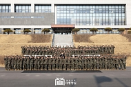 윤석열 대통령이 10일 경기도 김포시 해병 청룡부대(2사단)를 방문해 장병들과 파이팅을 외치며 기념 촬영을 하고 있다.