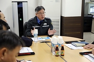 김종욱 해양경찰청장이 7일 대천연안여객선터미널을 방문하여 관계자들과 논의하고 있다.