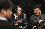 윤석열 대통령이 4일 서울 용산 대통령실 1층 스튜디오에서 합창곡 중 솔로 부분을 녹음하고 있다.