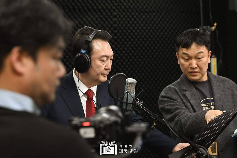 윤석열 대통령이 4일 서울 용산 대통령실 1층 스튜디오에서 합창곡 중 솔로 부분을 녹음하고 있다.