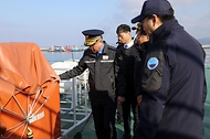 김종욱 해양경찰청장이 7일 대천연안여객선터미널을 방문하여 관계자들과 현장 점검을 하고 있다.