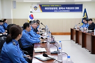 김종욱 해양경찰청장이 8일 평택해양경찰서에서 관계자 및 현장 근무자들과 간담회를 하고 있다.