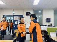 남화영 소방청장이 9일 세종소방서 어진119안전센터에서 설 연휴 특별경계근무 중인 소방대원들을 격려하고 있다.