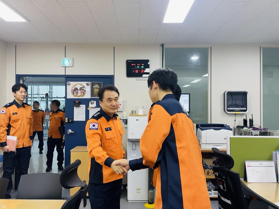 남화영 소방청장이 9일 세종소방서 어진119안전센터에서 설 연휴 특별경계근무 중인 소방대원들을 격려하고 있다.