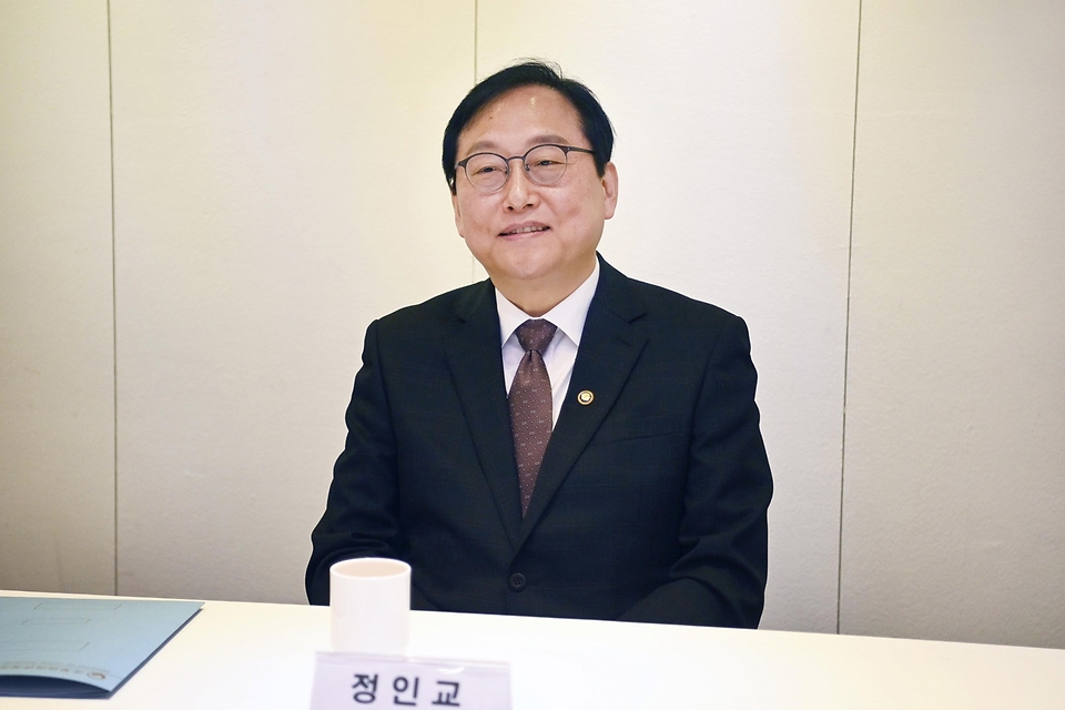 정인교 산업통상자원부 통상교섭본부장이 13일 서울 중구 달개비 컨퍼런스하우스에서 열린 ‘경제단체 차담회’를 주재하고 있다.