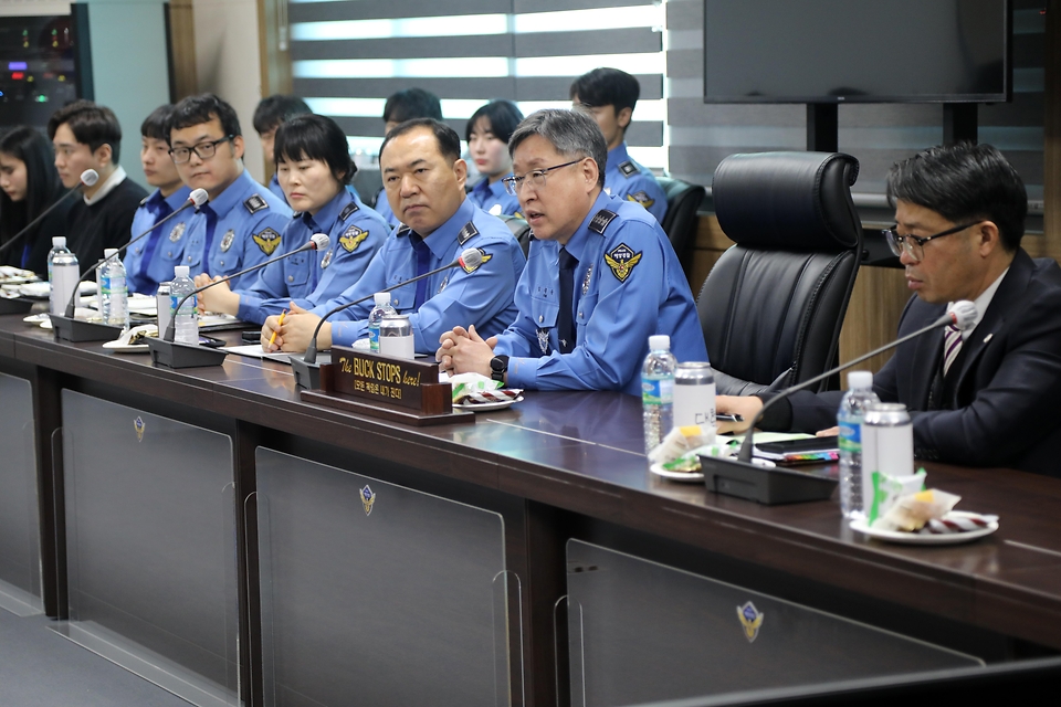 김종욱 해양경찰청장이 7일 보령해양경찰서에서 치안 현장을 보고 받고 직원들과 간담회를 하고 있다.