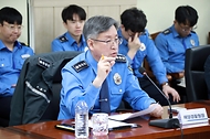 김종욱 해양경찰청장이 8일 평택해양경찰서에서 관계자 및 현장 근무자들과 간담회를 하고 있다.