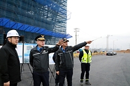 김종욱 해양경찰청장이 8일 평택항 국제여객터미널을 방문하여 현장 근무자에게 치안 현장을 보고 받고 있다.