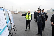 김종욱 해양경찰청장이 8일 평택항 국제여객터미널을 방문하여 현장 근무자에게 치안 현장을 보고 받고 있다.