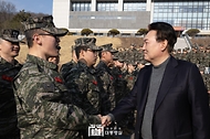 윤석열 대통령이 10일 경기도 김포시 해병 청룡부대(2사단)를 방문해 장병들을 격려하고 있다. 