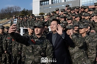 윤석열 대통령이 10일 경기도 김포시 해병 청룡부대(2사단)를 방문해 장병들과 셀카를 찍고 있다. 